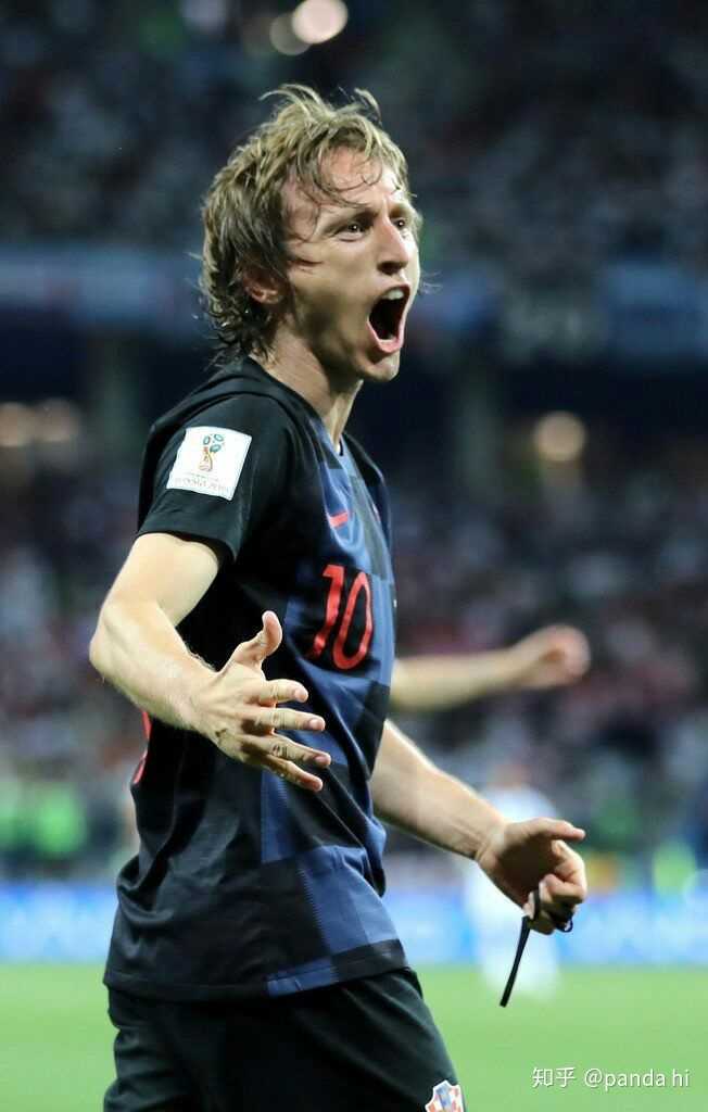 心系老东家，维尼修斯晒穿达尼洛弗拉门戈13号球衣打游戏