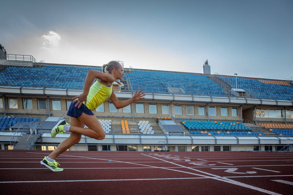 宁波马拉松鸣枪开跑 2万名跑者逐梦“冠军之城”